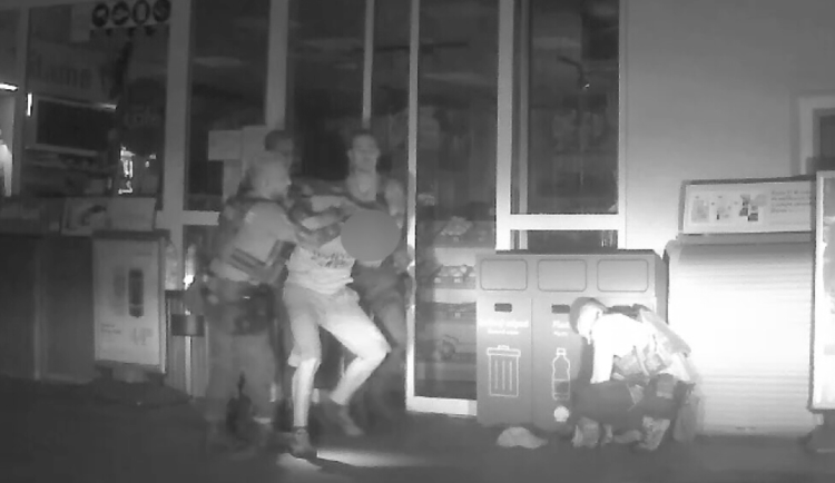 Policisté dopadli muže při vloupání do čerpací stanice. Snažil se ukrást několik balení sýrů.