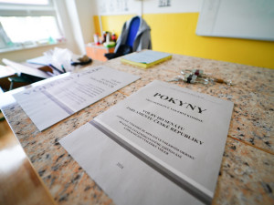 Druhý den voleb začíná. Lidé si volí nové krajské zastupitele i senátory.