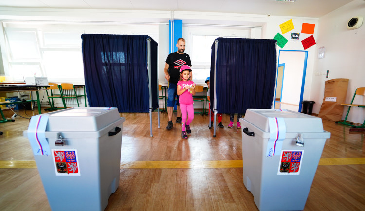 Druhý den voleb začíná. Lidé si volí nové krajské zastupitele i senátory.