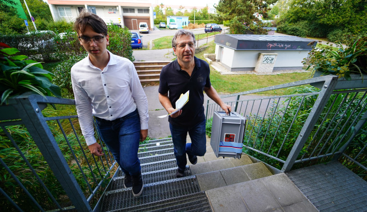 První den voleb je za námi. Místnosti si opět otevřou zítra ráno.