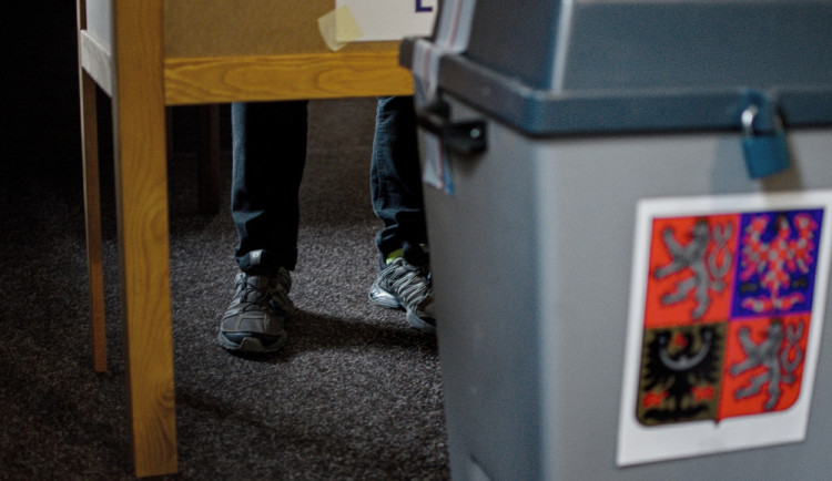 Lidé začali vybírat krajské zastupitele a senátory. Volební místnosti se otevřely.