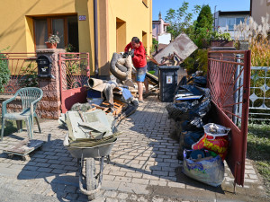 Lidé ze zaplavených oblastí brání svůj majetek zuby nehty. Dochází k prvním potyčkám