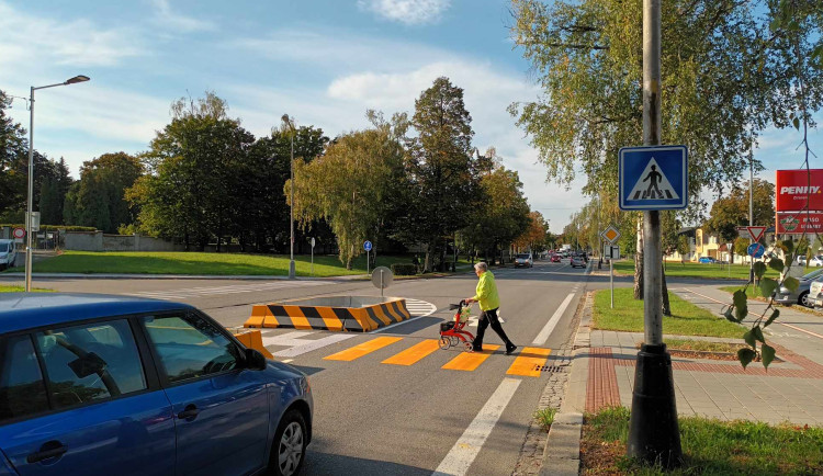 Kraj zrušil přechod, Přerov vzápětí vybudoval provizorní zebru. Zmizel však odbočovací pruh