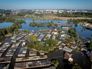 Úřady práce vyplácejí desítky milionů jako pomoc při povodních. Polovina žádostí přichází ze severní Moravy