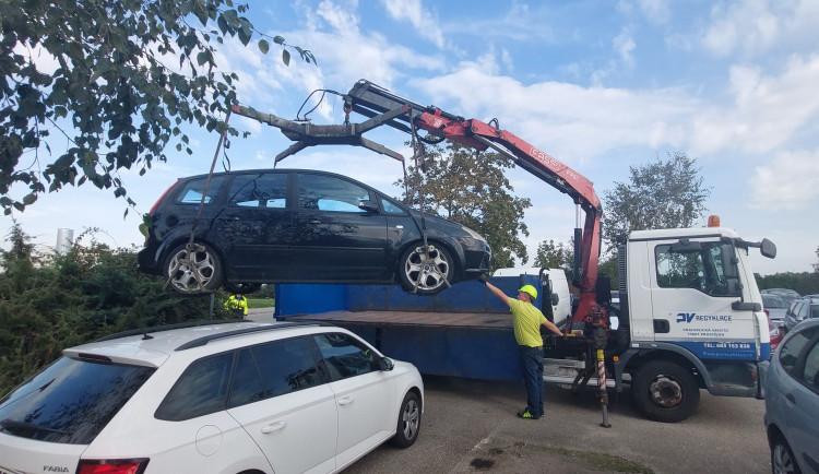 Prostějov odtáhl další čtyři vraky s propadlou technickou. Celkem už dostal z ulic desítky aut