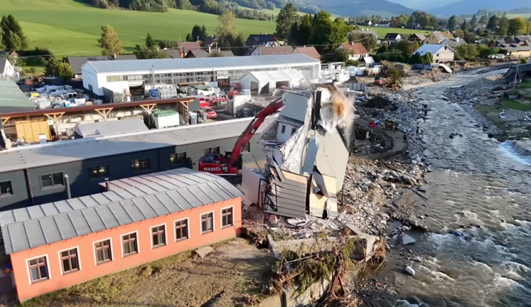 VIDEO: Rozbouřený živel nebezpečně naklonil trafostanici na Jesenicku. Hasiči budovu zdemolovali