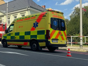 Seniorku v Třinci srazilo auto, šla mimo přechod. Po nehodě byla v bezvědomí a bojovala o život