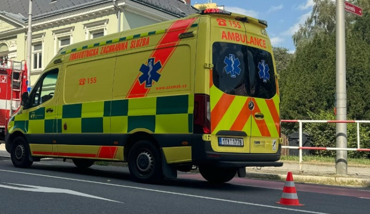 Seniorku v Třinci srazilo auto. Po nehodě byla v bezvědomí a bojovala o život