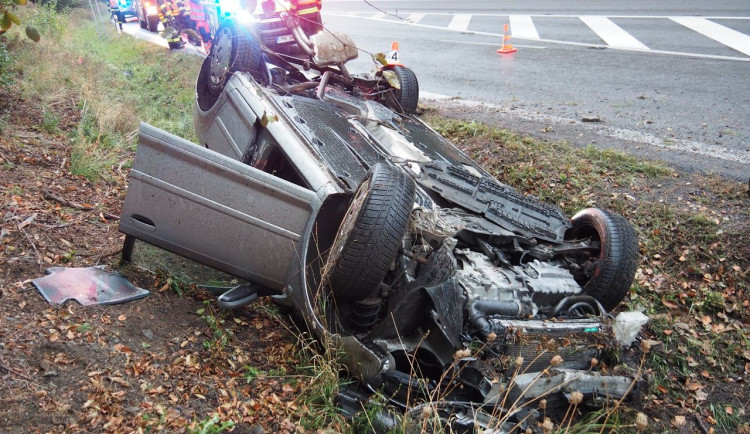 Čtyřicetiletá řidička převrátila u Mírovského Gruntu auto na střechu. Skončila zraněná v příkopu