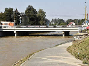 Stavba provizorního mostu v Opavě začne v říjnu, nyní na něj mohou jen chodci