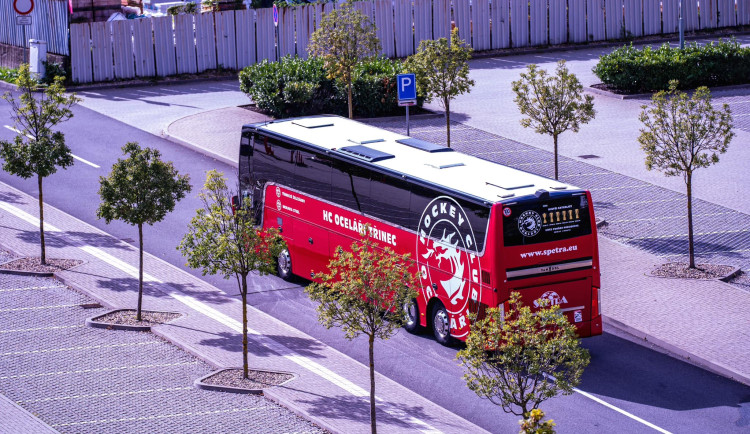 Hokejisté Kladna porazili mistrovský Třinec 3:2 a zůstávají doma stoprocentní