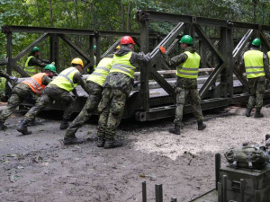 Vojáci pokračují ve stavění provizorních mostů. Na řadě jsou Nové Heřminovy a Holčovice