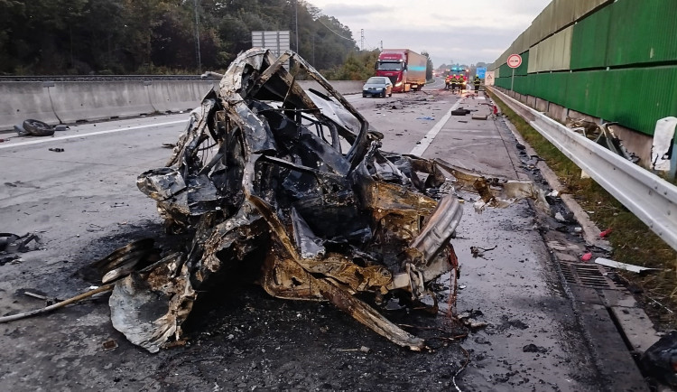 Vážná nehoda na Frýdecko-Místecku. Automobil začal po střetu s cisternou hořet