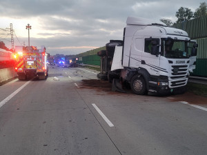 Vážná nehoda na Frýdecko-Místecku. Automobil začal po střetu s cisternou hořet
