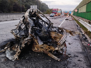 Vážná nehoda na Frýdecko-Místecku. Automobil začal po střetu s cisternou hořet