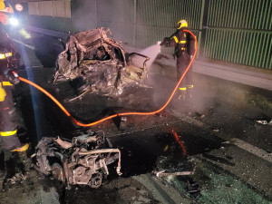 Vážná nehoda na Frýdecko-Místecku. Automobil začal po střetu s cisternou hořet