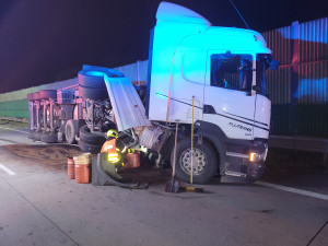 Vážná nehoda na Frýdecko-Místecku. Automobil začal po střetu s cisternou hořet