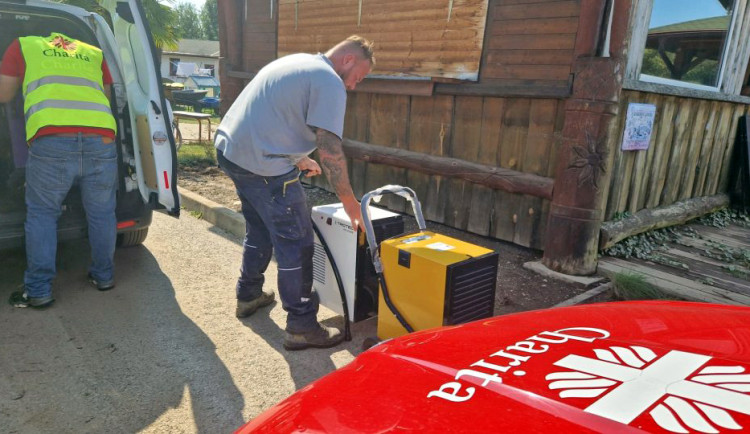 Boj s časem před zimou. Po povodních je nejen na Jesenicku obrovská poptávka po vysoušečích
