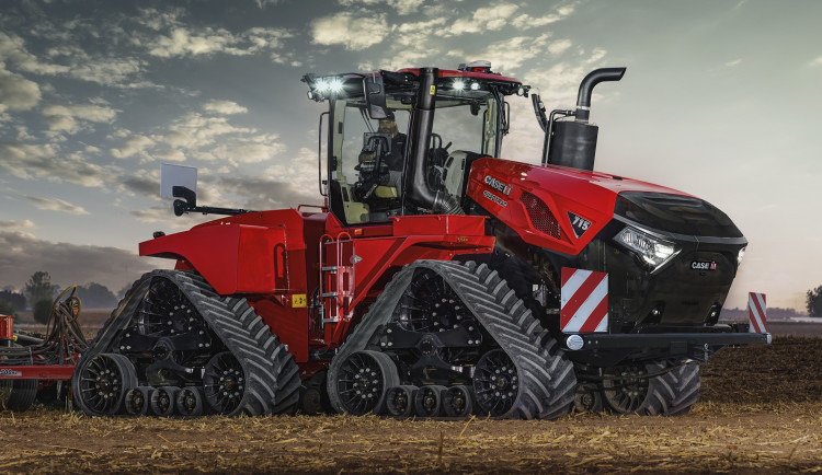 U Olomouce operuje nejsilnější traktor v Česku. Díky pásovému podvozku je šetrný k půdě a umí sám zatáčet