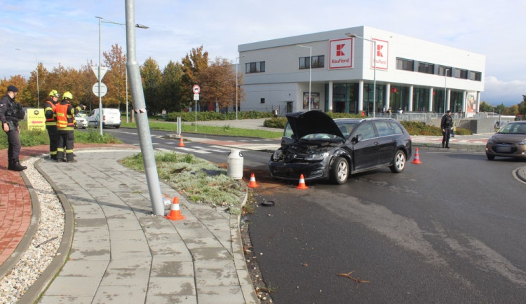 Namol opilá řidička nabourala v Olomouci auta i autobus, zastavil ji až náraz do pouliční lampy