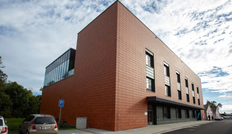 Moderní prostory pro cenné písemnosti. Univerzita Palackého dokončila novou budovu archivu