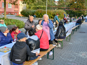 FOTO, VIDEO: Dubina fungovala jako experiment. Sousedé mohli přijít k rekordně dlouhému stolu