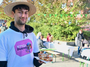 Dubina fungovala jako experiment. Sousedé mohli přijít k rekordně dlouhému stolu.