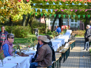 Dubina fungovala jako experiment. Sousedé mohli přijít k rekordně dlouhému stolu.
