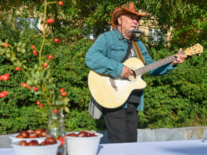 Dubina fungovala jako experiment. Sousedé mohli přijít k rekordně dlouhému stolu.