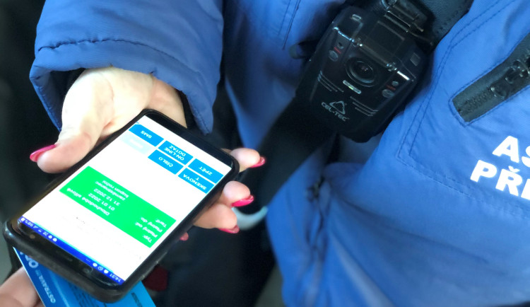 Při noční akci v Ostravě vykázal dopravce každého devátého cestujícího.