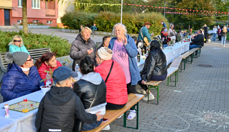 Dubina fungovala jako experiment. Sousedé mohli přijít k rekordně dlouhému stolu.