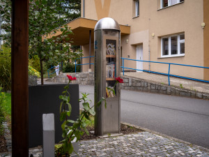 Starý parkovací automat se proměnil ve vzhlednou knihobudku