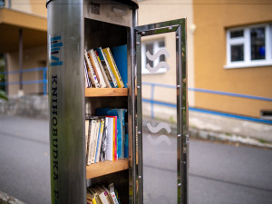 Starý parkovací automat se proměnil ve vzhlednou knihobudku.