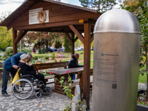 Starý parkovací automat se proměnil ve vzhlednou knihobudku.