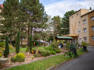 Starý parkovací automat se proměnil ve vzhlednou knihobudku.