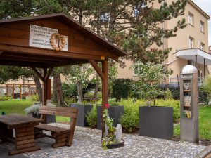 Starý parkovací automat se proměnil ve vzhlednou knihobudku.