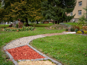 Starý parkovací automat se proměnil ve vzhlednou knihobudku.
