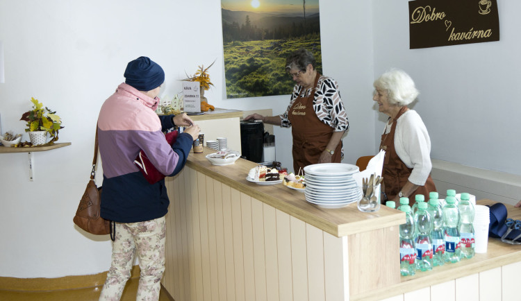 V hradecké nemocnici začala fungovat takzvaná Dobrokavárna. Nabízí kafe zdarma