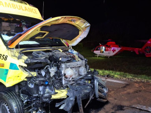 Na Frýdecko-Místecku havarovala sanitka. Řidička nedala záchranářům přednost, čtyři lidé se zranili