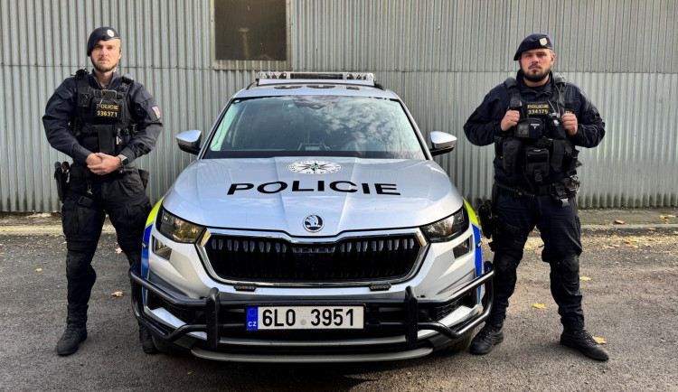 Výkonu trestu se mladý muž vyhýbal od loňského února, nakonec ho policisté vytáhli zpoza sedaček autobusu