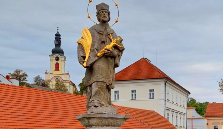 Historická socha v Častolovicích se po letech vrací na původní místo