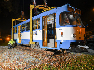 FOTO, VIDEO: Kafe. Kostel. Zastávka. Půlnoční stěhovaní tramvaje před kostel v Kunčičkách