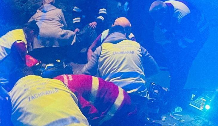 Auto ve Frýdku-Místku po nárazu do domu začalo hořet, čtyři mladí lidé se zranili