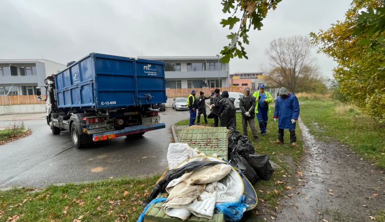 Bezdomovci pomohli uklidit Suché Vrbné