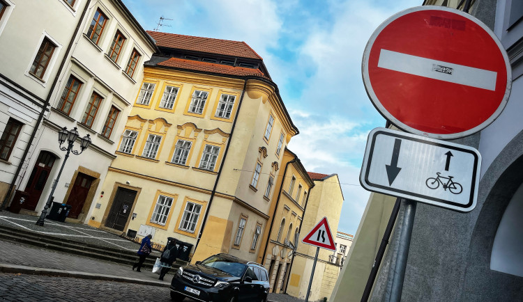 Řidiči v Hradci Králové potkají v centru nově cyklisty i v protisměru