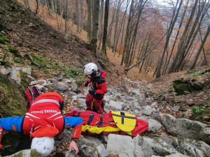 Vážně zraněnou turistku v Beskydech zachraňoval vrtulník. Spadla ze skály