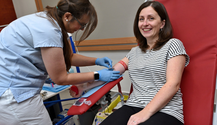 Pracovníci ostravského Krevního centra vůbec poprvé vyjeli za dárci krve, šlo o zaměstnance hejtmanství