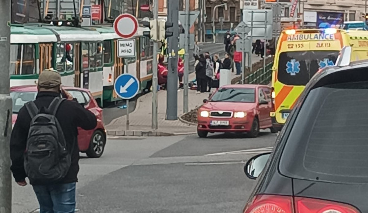 Tramvaj na Šalďáku srazila chodce. Šel na červenou, na varovné zvonění nereagoval. Střetu nešlo zabránit, popisuje svědek