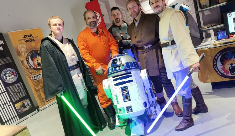 Modelář si postavil robota z oblíbené ságy Star Wars. Jeho R2-D2 jezdí, pípá a rozdává radost