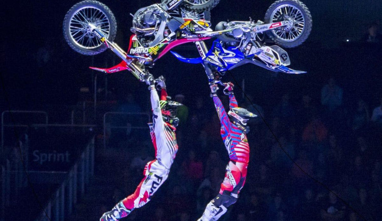 Na motocyklové show v Ostravar Aréně se vážně zranil jezdec. Po pádu z motorky mu šlo o život